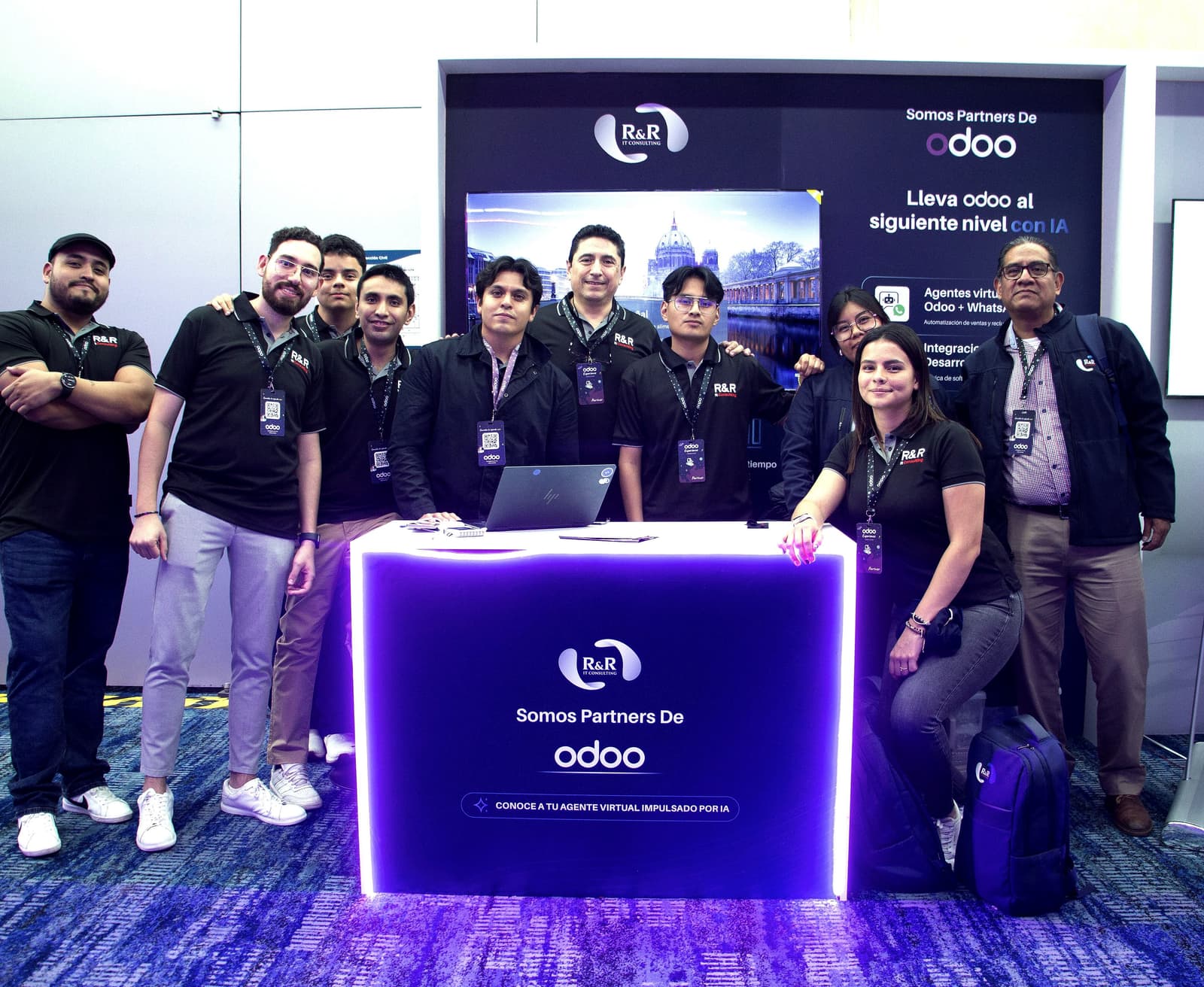Equipo real de R&R IT Consulting en un evento de Odoo