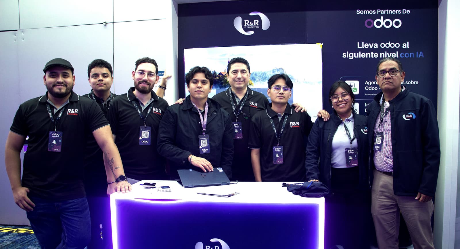 Equipo real de R&R IT Consulting en su stand de un evento de Odoo
