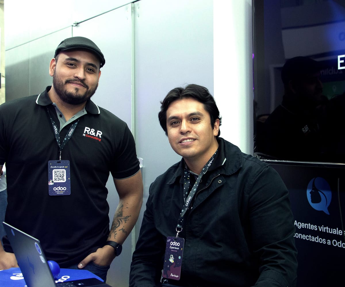 Integrantes de R&R IT Consulting en su stand